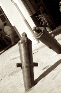 Cannoni usati per delimitare l'area pedonale del centro dell'Havana Vieja - Foto di Simona Forti